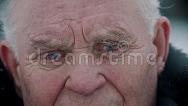 年迈的祖父-悲伤的眼睛充满泪水的老祖父